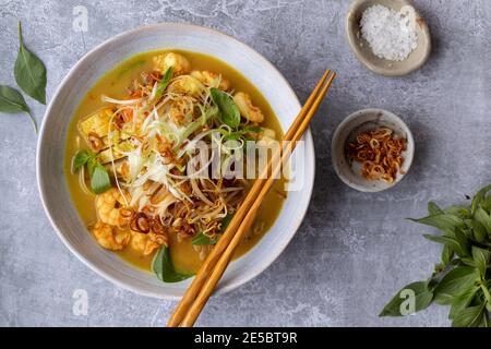 Indonesian laksa with prawns, bean sprouts and crispy shallots Stock Photo