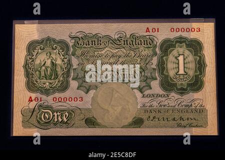 The first Bank of England coloured £1 note (Mahon), the Money Gallery, Ashmolean Museum, Oxford, UK. Stock Photo