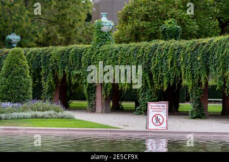 Mannheim, Baden-Wuerttemberg / Germany, 09 25 2020: Sign saying 'Betreten der Rasenfläche verboten' (trespassing on the grass is prohibited) with wate Stock Photo