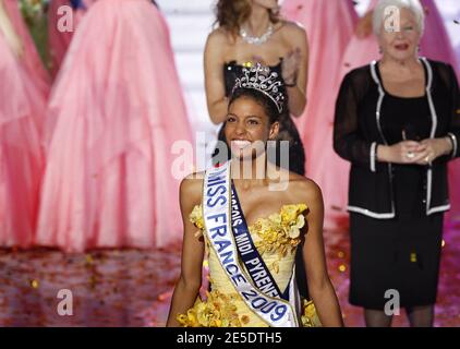 L'election de Miss France 2009 a eu lieu le 6 Decembre 2008 au theatre du Puy du Fou en Vendee. La gagnante du concours Miss France 2009 est Chloe Mortaud, Miss Albigeois qui a recu la couronne avec beaucoup d'emotion. L'evenement etait presente par Jean-Pierre Foucault, Sylvie Tellier (ex Miss France et maintenant directrice du Comite Miss France), Genevieve de Fontenay. Line Renaud etait la Presidente du jury et Christophe Mae a aussi assure le show en compagnie de toutes les candidates. Valerie Begue, Miss France 2008 etait en duplex de Los Angeles et a souhaite bonne chance a la nouvelle e Stock Photo