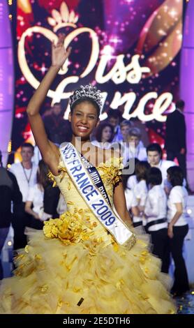 L'election de Miss France 2009 a eu lieu le 6 Decembre 2008 au theatre du Puy du Fou en Vendee. La gagnante du concours Miss France 2009 est Chloe Mortaud, Miss Albigeois qui a recu la couronne avec beaucoup d'emotion. L'evenement etait presente par Jean-Pierre Foucault, Sylvie Tellier (ex Miss France et maintenant directrice du Comite Miss France), Genevieve de Fontenay. Line Renaud etait la Presidente du jury et Christophe Mae a aussi assure le show en compagnie de toutes les candidates. Valerie Begue, Miss France 2008 etait en duplex de Los Angeles et a souhaite bonne chance a la nouvelle e Stock Photo