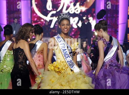 L'election de Miss France 2009 a eu lieu le 6 Decembre 2008 au theatre du Puy du Fou en Vendee. La gagnante du concours Miss France 2009 est Chloe Mortaud, Miss Albigeois qui a recu la couronne avec beaucoup d'emotion. L'evenement etait presente par Jean-Pierre Foucault, Sylvie Tellier (ex Miss France et maintenant directrice du Comite Miss France), Genevieve de Fontenay. Line Renaud etait la Presidente du jury et Christophe Mae a aussi assure le show en compagnie de toutes les candidates. Valerie Begue, Miss France 2008 etait en duplex de Los Angeles et a souhaite bonne chance a la nouvelle e Stock Photo