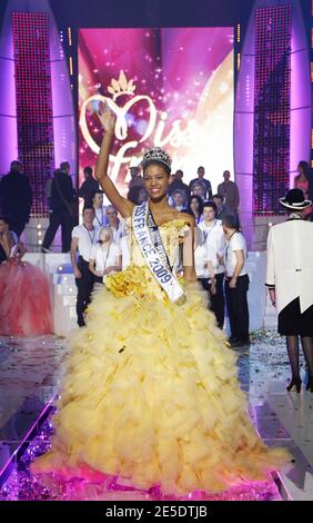 L'election de Miss France 2009 a eu lieu le 6 Decembre 2008 au theatre du Puy du Fou en Vendee. La gagnante du concours Miss France 2009 est Chloe Mortaud, Miss Albigeois qui a recu la couronne avec beaucoup d'emotion. L'evenement etait presente par Jean-Pierre Foucault, Sylvie Tellier (ex Miss France et maintenant directrice du Comite Miss France), Genevieve de Fontenay. Line Renaud etait la Presidente du jury et Christophe Mae a aussi assure le show en compagnie de toutes les candidates. Valerie Begue, Miss France 2008 etait en duplex de Los Angeles et a souhaite bonne chance a la nouvelle e Stock Photo