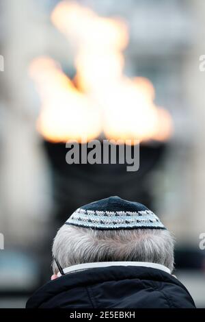 Warsaw, Poland. 27th Jan, 2021. A man with a kippah attends a ceremony to commemorate the victims of the Holocaust at the Ghetto Heroes Monument in Warsaw, Poland, on Jan. 27, 2021. Amid the ongoing COVID-19 pandemic, Poland commemorated the International Holocaust Remembrance Day on Wednesday almost fully online, with limited live events including honor guards and wreath-laying at various monuments throughout the country. Credit: Jaap Arriens/Xinhua/Alamy Live News Stock Photo