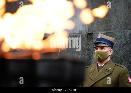Warsaw, Poland. 27th Jan, 2021. A soldier stands guard during a ceremony to commemorate the victims of the Holocaust at the Ghetto Heroes Monument in Warsaw, Poland, on Jan. 27, 2021. Amid the ongoing COVID-19 pandemic, Poland commemorated the International Holocaust Remembrance Day on Wednesday almost fully online, with limited live events including honor guards and wreath-laying at various monuments throughout the country. Credit: Jaap Arriens/Xinhua/Alamy Live News Stock Photo