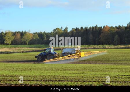 Valtra tractor with Chafer 36m sprayer, chemical spraying, Meikleour Estate, Blairgowrie, Perthshire, Scotland Stock Photo