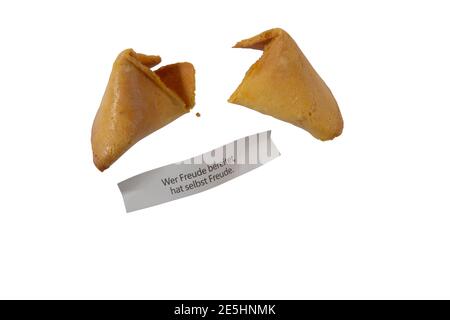 Ein Glückskeks ist ein knuspriges Süßgebäck, in dessen Inneren sich ein Papierstreifen mit einem Sinnspruch oder einer Zukunftsdeutung befindet. Glück Stock Photo