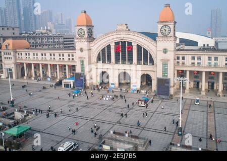 Wuhan, China. 28th Jan, 2021. Aerial photo taken on Jan. 28, 2021 shows passengers entering Hankou Railway Station in Wuhan, central China's Hubei Province. The Spring Festival travel rush, known as the world's largest annual human migration, lasts 40 days from Jan. 28 to March 8 this year. Credit: Xiao Yijiu/Xinhua/Alamy Live News Stock Photo