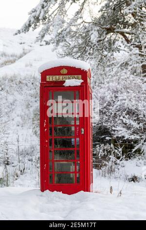 Kirkby Stephen, Cumbria, UK, 9th January 2020. A red phone box stands out among the snow in an isolated rural community, Outhgill, in Mallerstang near Stock Photo