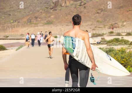 Las Palmas, Gran Canaria, Canary Islands, Spain. 28th January, 2021. Glorious sunshine in Las Palmas on Gran Canaria as hot and dusty 'Calima' winds blow in from Africa. Credit: Alan Dawson/Alamy Live News. Stock Photo