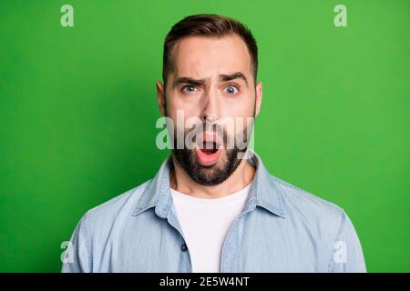 Portrait of impressed speechless man open mouth direct fingers empty ...