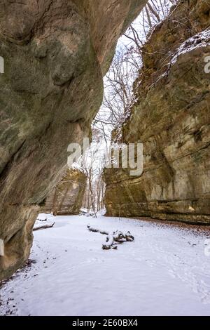 Between the canyon walls in winter.  Kaskaskia canyon, Starved Rock state park, Illinois, USA. Stock Photo