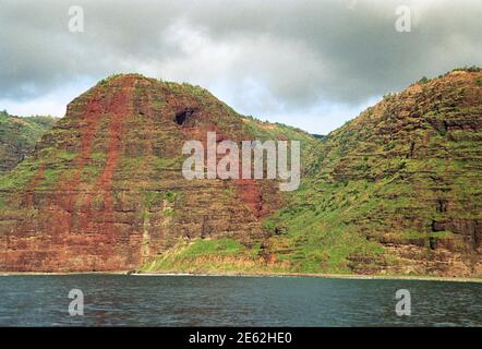 West Shore cliffs, Blue Dolphin island cruise, Kauai, HI 030426 105 Stock Photo