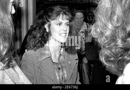 Pam Dawber with Robin Wiliams in background at Flippers Roller Boogie Palace in West Hollywood, 1978 Stock Photo
