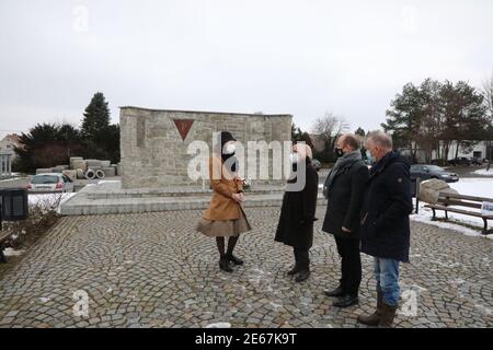 Bürgermeister Rafal Gronicz, die  Präsidentin der der Stiftung für Kultur der Erinnerung, Kinga Hartmann-Wóycicka und Lauren Leiderman legen Kränze am Stock Photo