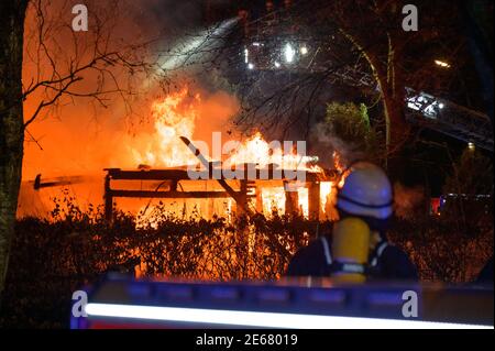Hamburg, Germany. 29th Jan, 2021. Firefighters fight against the flames of a burning boat hall. The boat hall on the Alster in Hamburg-Hummelsbüttel has burned down completely. Credit: Jonas Walzberg/dpa/Alamy Live News Stock Photo