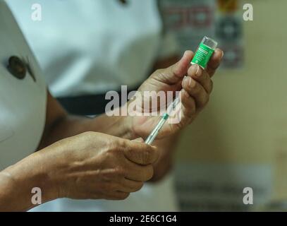 Colombo, Sri Lanka. 29th Jan, 2021. A close up of health worker preparing injection of Oxford-AstraZeneca Covid-19 vaccine at The National Hospital Colombo in Sri Lanka on January 29, 2021. Credit: Pradeep Dambarage/ZUMA Wire/Alamy Live News Stock Photo