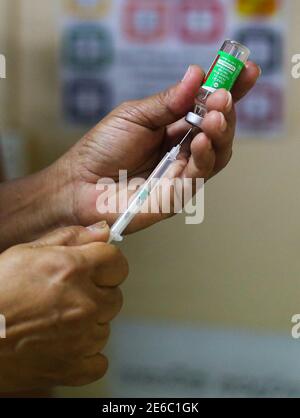 Colombo, Sri Lanka. 29th Jan, 2021. A close up of health worker preparing injection of Oxford-AstraZeneca Covid-19 vaccine at The National Hospital Colombo in Sri Lanka on January 29, 2021. Credit: Pradeep Dambarage/ZUMA Wire/Alamy Live News Stock Photo