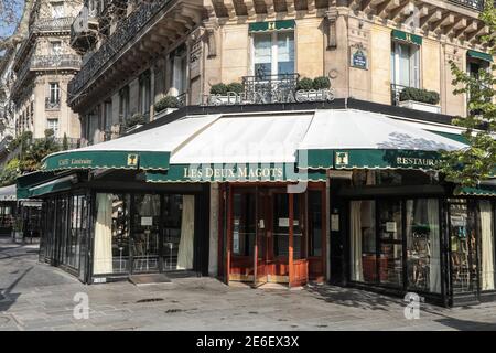 CHAMPAGNE SOCIALISTS LOCATIONS IN PARIS Stock Photo