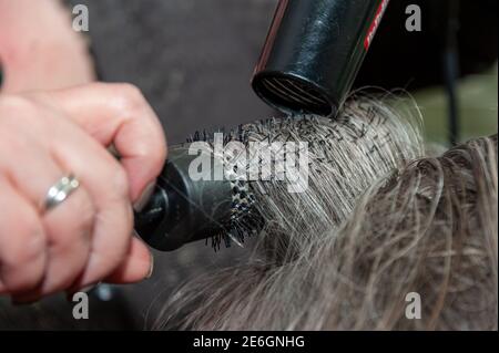 Silver Ager, Damen mittleren und höheren Alters beim Friseur Stock Photo