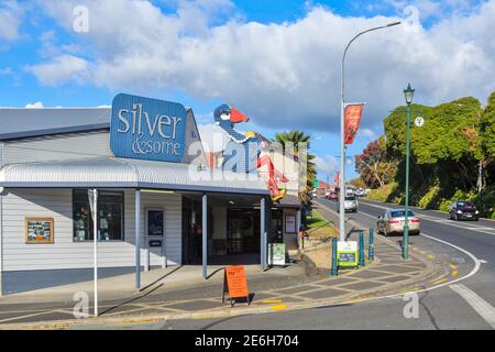Tirau, New Zealand, known for its many corrugated iron artworks. A sculpture of a pukeko (native bird) on top of the 'Silver & Some' jewelry store Stock Photo