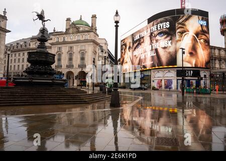 General view of a government coronavirus advert on the big screen at a near deserted Piccadilly Circus, London, during England's third national lockdown to curb the spread of coronavirus. Picture date: Friday January 29, 2021. Stock Photo
