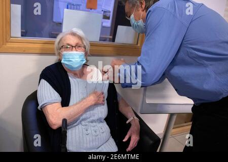 Brussels,  Belgium. 28th Jan, 2021. Pfizer-BioNTech vaccination at the Malibran retirement home in Brussels, Belgium, on January 28, 2021. Credit: Valeria Mongelli/ZUMA Wire/Alamy Live News Stock Photo
