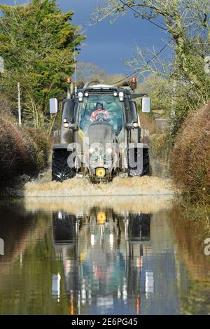 Caundle Marsh, near Sherborne, Dorset. 29th Jan, 2021. Tractors going through the flood waters near the village of Caundle Marsh. Credit:Peter Nixon/Alamy Live News Stock Photo