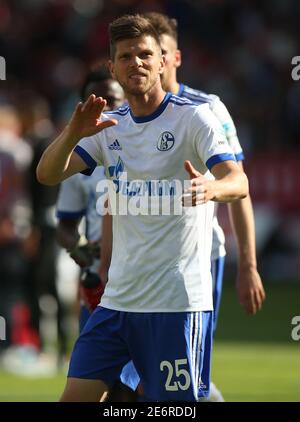 Ingolstadt, Deutschland. 20th May, 2017. firo: 20.05.2017 Fuvuball, season 2016/2017 1st Bundesliga: FC Ingolstadt - FC Schalke 04, 1: 1, final jubilation, Klaas Jan HUNTELAAR, FC Schalke 04, whole figure, gesture, facial expressions, | usage worldwide Credit: dpa/Alamy Live News Stock Photo