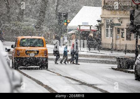 Pic shows: snow hits Highgate in North London 2021    picture by Gavin Rodgers/ Pixel8000 Stock Photo