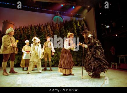 l-r: Nicholas Holder (The Baker), Sheila Reid (Jack’s Mother), Milky White (the cow), Christopher Pizzey (Jack), Sophie Thompson (The Baker's Wife), Clare Burt (The Witch) in INTO THE WOODS at the Donmar Warehouse, London WC2  16/11/1998 music & lyrics: Stephen Sondheim  book: James Lapine  design: Bob Crowley  lighting: Paul Pyant  director: John Crowley Stock Photo