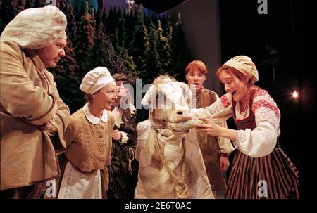 l-r: Nicholas Holder (The Baker), Sheila Reid (Jack’s Mother), Clare Burt (Witch), Milky White (the cow), Christopher Pizzey (Jack), Sophie Thompson (The Baker's Wife) in INTO THE WOODS at the Donmar Warehouse, London WC2  16/11/1998  music & lyrics: Stephen Sondheim  book: James Lapine  design: Bob Crowley  lighting: Paul Pyant  director: John Crowley Stock Photo