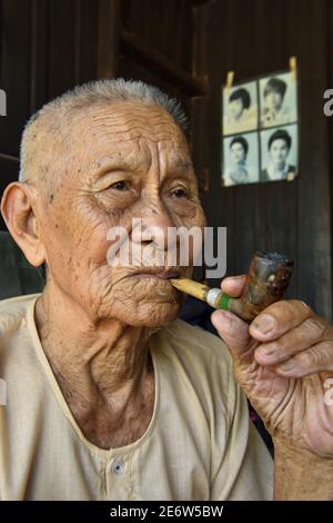 Myanmar (Burma), Mon State, Kaw Hnat village, Old timer smoking a pipe Stock Photo