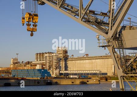 Canada, province of Quebec, Montreal, Old Montreal, the Old Port, grain silos, containers and lifting crane Stock Photo