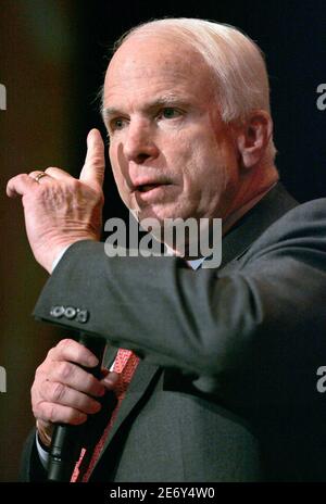 Republican presidential contender Sen. John McCain (R-AZ) speaks during a Clark County Republican Lincoln Day dinner at the Venetian Resort in Las Vegas, Nevada April 19, 2007. McCain was relating a story about injuries suffered by an American serviceman in Iraq. REUTERS/Las Vegas Sun/Steve Marcus (UNITED STATES)