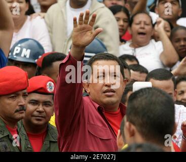 Venezuelan President Hugo Chavez waves to supporters as he arrives to vote at a school in Caracas December 3, 2006.  REUTERS/Jose Miguel Gomez (VENEZUELA)