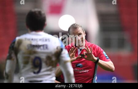 Ashton Gate Stadium, Bristol, UK. 29th Jan, 2021. Premiership Rugby Union, Bristol Bears versus Bath; Referee Wayne Barnes explains a decision to Ben Spencer of Bath Credit: Action Plus Sports/Alamy Live News Stock Photo