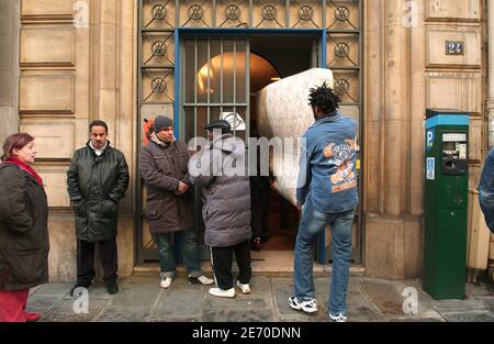 Homeless families squat in an empty building next to the former Paris stock exchange in Paris, France, on January 2 2007. In association with the DAL (Droit Au Logement), housing right, they intend to stay here until their rehousing. President Jacques Chirac in his traditional end of year address to the nation said everyone in France should have the housing right and urged his government to do more in this area. Photo by Jules Motte/ABACAPRESS.COM Stock Photo