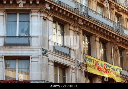 Homeless families squat in an empty building next to the former Paris stock exchange in Paris, France, on January 2 2007. In association with the DAL (Droit Au Logement), housing right, they intend to stay here until their rehousing. President Jacques Chirac in his traditional end of year address to the nation said everyone in France should have the housing right and urged his government to do more in this area. Photo by Jules Motte/ABACAPRESS.COM Stock Photo