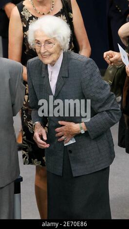 Former Free Democtatic party (FDP) politician Hildegard Hamm-Bruecher makes her way to cast her vote during the German presidential election at the Reichstag in Berlin June 30, 2010. German Chancellor Angela Merkel's conservative candidate failed to win an absolute majority in the second round of Germany's presidential election on Wednesday forcing it to a third round that could be damaging for Merkel.                      REUTERS/Wolfgang Rattay (GERMANY  - Tags: POLITICS ENTERTAINMENT)