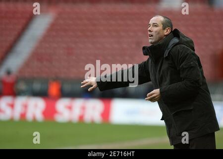 PSG's manager Paul Le Guen during the French Cup, Paris-Saint-Germain vs Gueugnon at the Parc des Princes Stadium in Paris, France on January 21, 2007. Paris Saint-Germain won 1 -0. Photo by Mehdi Taamallah/Cameleon/ABACAPRESS.COM Stock Photo