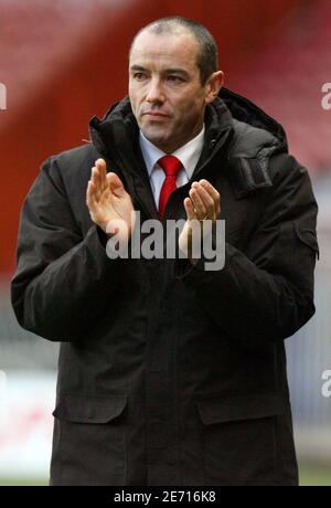 PSG's manager Paul Le Guen during the French Cup, Paris-Saint-Germain vs Gueugnon at the Parc des Princes Stadium in Paris, France on January 21, 2007. Paris Saint-Germain won 1 -0. Photo by Mehdi Taamallah/Cameleon/ABACAPRESS.COM Stock Photo