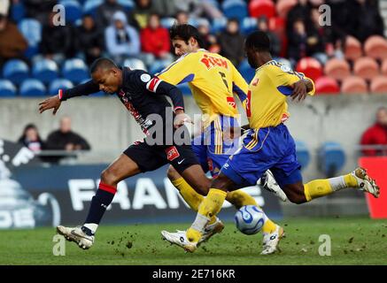 Psg's Bonaventure Kalou during the French Cup, Paris-Saint-Germain vs Nimes  at the Parc des Princes Stadium in Paris, France on January 7, 2007. PSG  won 3-0. Photo by Taamallah-Gouhier/Cameleon/ABACAPRESS.COM Stock Photo 