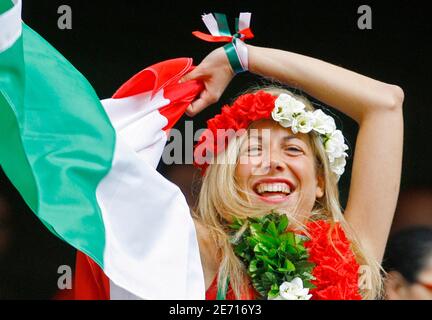 A fan waits for the start of the Group E World Cup 2006 soccer match between Italy and the Czech Republic in Hamburg June 22, 2006.  FIFA RESTRICTION - NO MOBILE USE    REUTERS/Wolfgang Rattay (GERMANY)