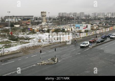 Romanian gypsy (roms) families live in new shanty towns in the northern suburb of Paris, France on January 20, 2007. Photo by Mousse/ABACAPRESS.COM Stock Photo