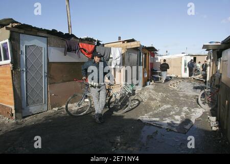 Romanian gypsy (roms) families live in new shanty towns in the northern suburb of Paris, France on January 20, 2007. Photo by Mousse/ABACAPRESS.COM Stock Photo