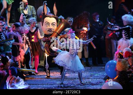 Members of the opera choir perform during a dress rehearsal of Hector Berlioz' opera 'Benvenuto Cellini' during a photocall at the Salzburg Cultural Festival (Salzburger Festspiele) in Salzburg August 5, 2007. The Opera has its premiere on August 10 as part of the annual Salzburg Festival. Picture taken August 5.  REUTERS/Calle Toernstroem (AUSTRIA)