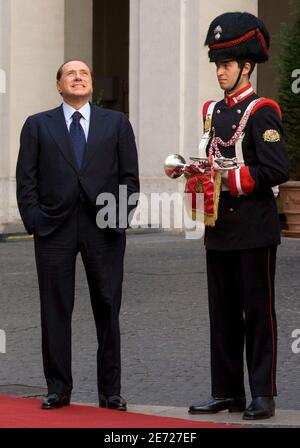 Italian Prime Minister Silvio Berlusconi looks up in the courtyard of Palazzo Chigi as he waits to meet Palestinian President Mahmoud Abbas in Rome July 11, 2008.   REUTERS/Alessandro Bianchi  (ITALY)