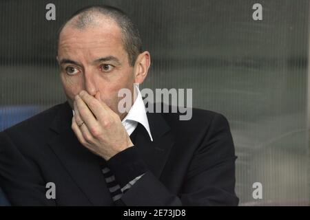 Psg's Coach Paul Le Guen during the UEFA Cup second knockout round first leg game soccer match PSG vs Benfica, at the Parc des Princes stadium in Paris, France, on March 8, 2007. PSG won 2-1. Photo by Mehdi Taamallah/Cameleon/ABACAPRESS.COM Stock Photo