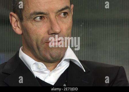 Psg's Coach Paul Le Guen during the UEFA Cup second knockout round first leg game soccer match PSG vs Benfica, at the Parc des Princes stadium in Paris, France, on March 8, 2007. PSG won 2-1. Photo by Mehdi Taamallah/Cameleon/ABACAPRESS.COM Stock Photo